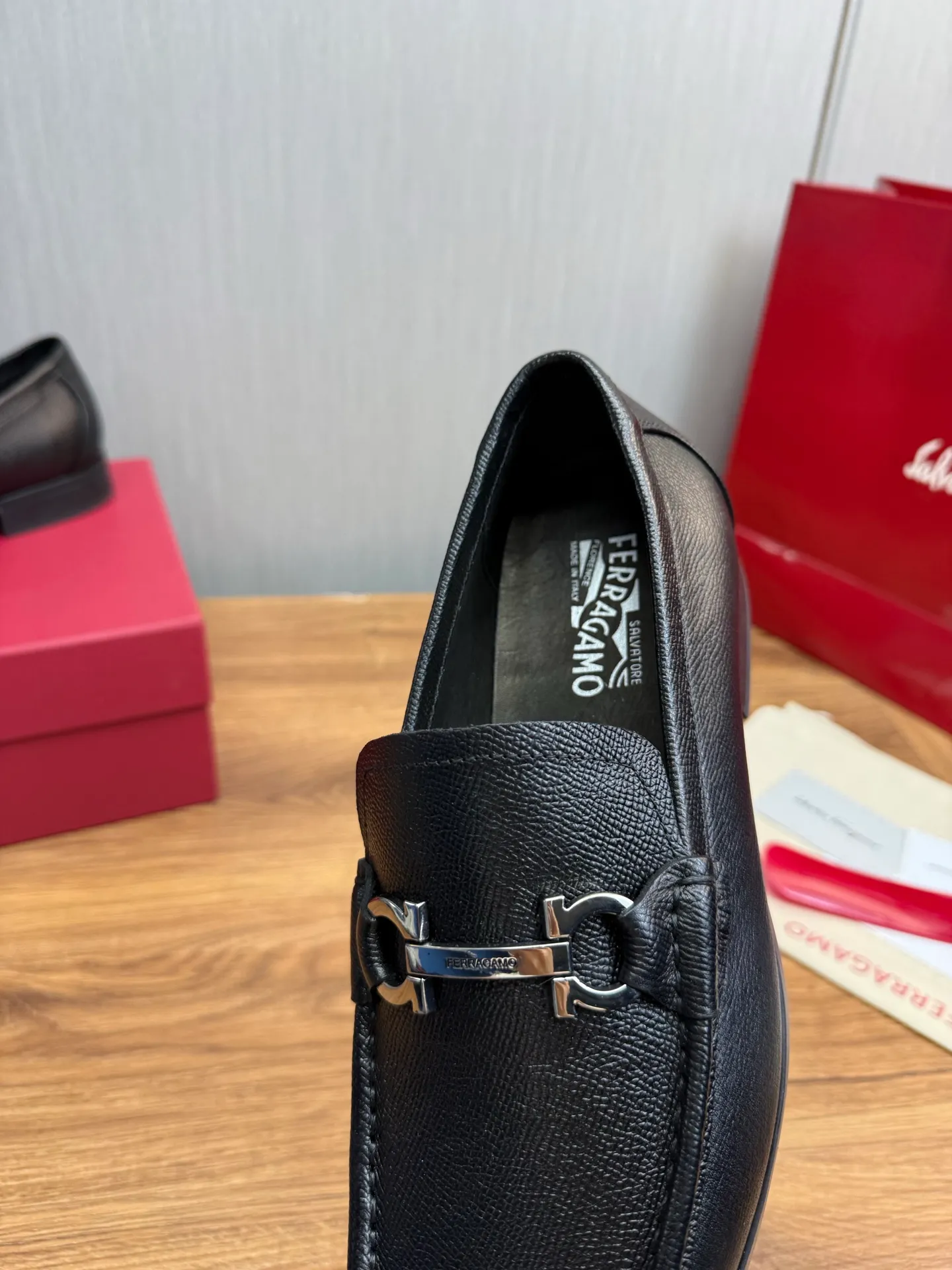 Men's shoes 💰760💰 Ferragamo. [Ferragamo] Men's Loaf leather shoes, the latest hot style, 1:1 original purchase quality, top quality, imported open-edge beaded cowhide leather on the upper, hand-made three-dimensional stitching highlights the round toe design, the inner feet are made of imported cowhide, with original wear-resistant rubber outsole, matching code 39-44, (38, 45 custom-made, non-refundable)